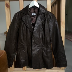 Vintage skinnjacka Bonprix - Brun skinnjacka i kavajstuk, selection bpc bonprix collection. Storlek 38. Färgen syns bäst på sista bilden - den är lite ljusare i verkligheten än på bilderna 
