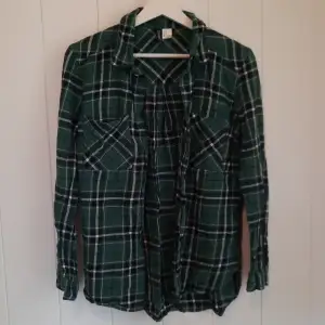 Grön rutig skjorta från H&M divided i storlek 36/S