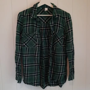 Grön plaid skjorta från H&M - Grön rutig skjorta från H&M divided i storlek 36/S