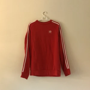 Adidaströja - Röd Adidaströja i storlek xs. Använd ett fåtal gånger. Bra skick💫