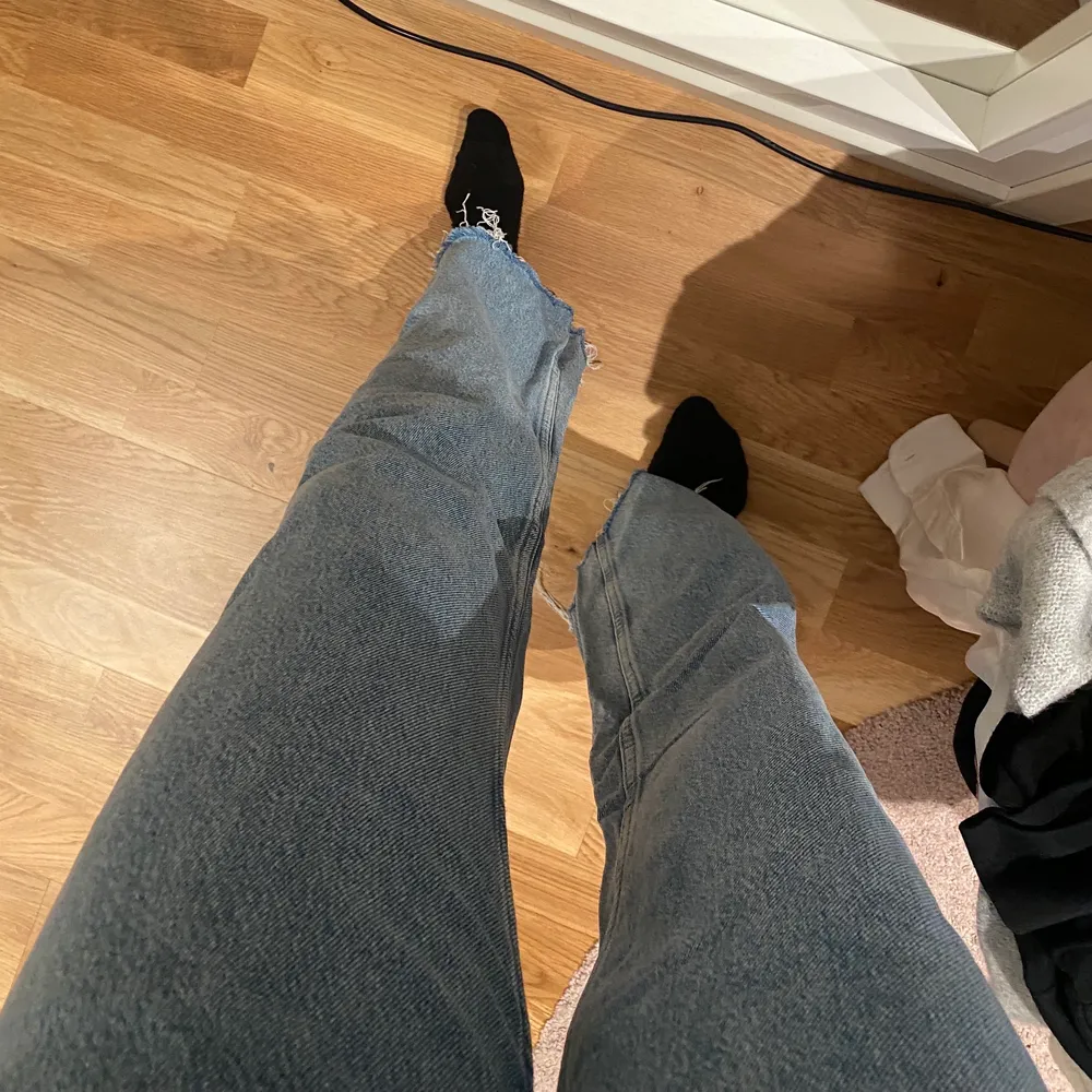 Högmidjade ljusa jeans från zara. Väldigt stora för mig så därför ej använda något. Har hål i midjan då jag satt ett snöre genom. Jeans & Byxor.