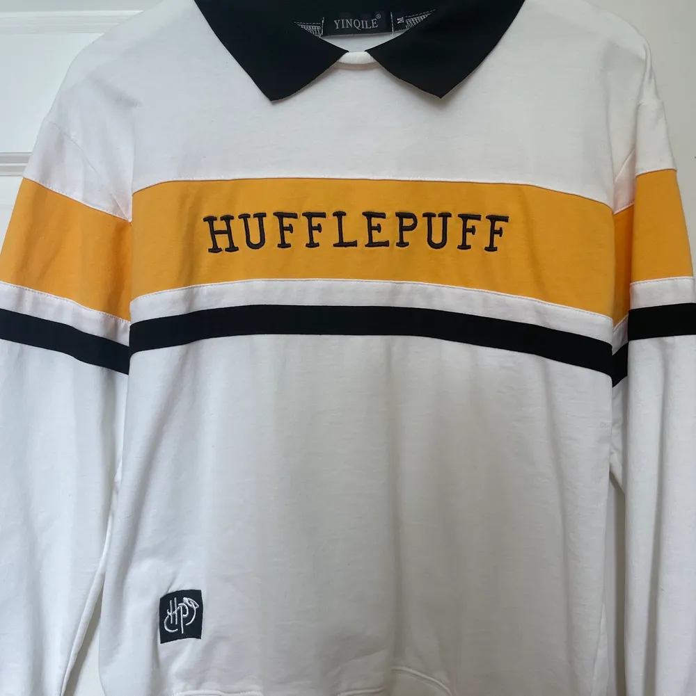 En vit hufflepuff tröja i storlek S, tunn material med krage. Aldrig använd då jag inte haft något intresse för det, . Tröjor & Koftor.