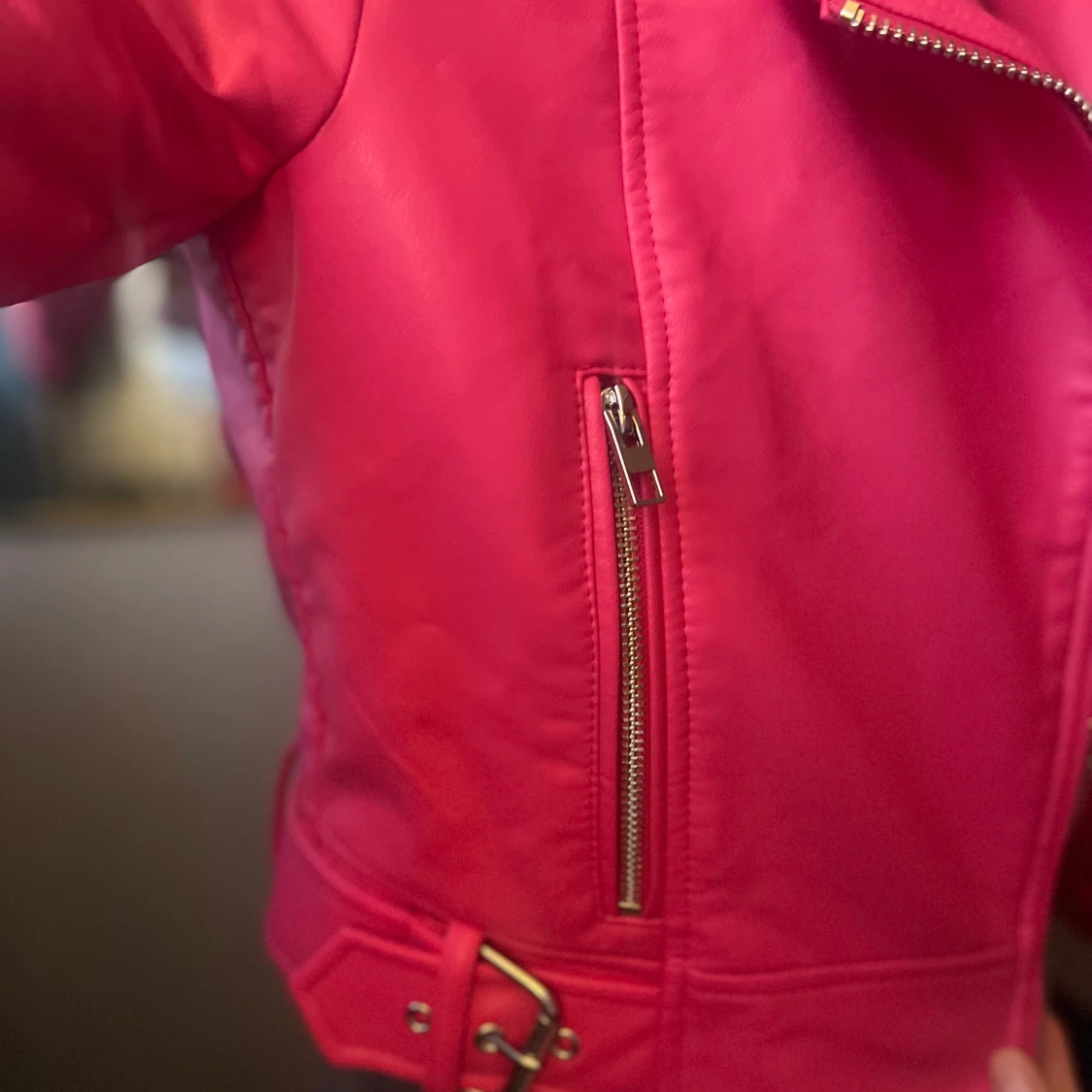 Rosa skinnjacka  - 90