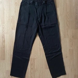 Svarta byxor - Dessa byxor är helt oanvända! Passformen på byxorna är raka eller lite mer loose beroende på ben typ