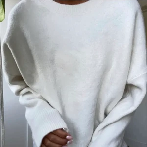 Stickad tröja - Vit stickad tröja från Weekday. Säljer eftersom den inte passa mig riktigt💞