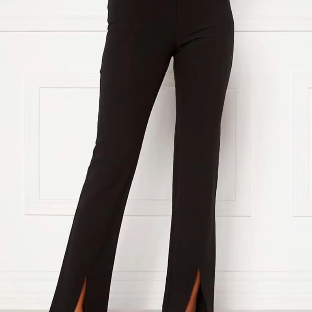 Samsoe Samsoe kostymbyxor, modell ”Style Marion Trousers” i XS (tts) Så fina kostymbyxor med en slits framtill Säljes för 450 kr. Farkut & Housut.