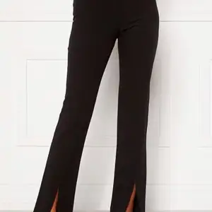 Samsoe Samsoe kostymbyxor, modell ”Style Marion Trousers” i XS (tts)  Så fina kostymbyxor med en slits framtill   Säljes för 450 kr