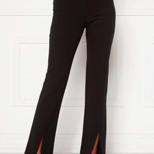 Samsoe Samsoe - Samsoe Samsoe kostymbyxor, modell ”Style Marion Trousers” i XS (tts)  Så fina kostymbyxor med en slits framtill   Säljes för 450 kr