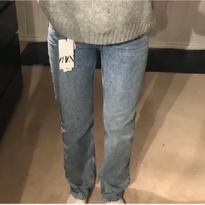 Jeans - Zara midrise jeans i strl 36, första bilden är lånad!! 