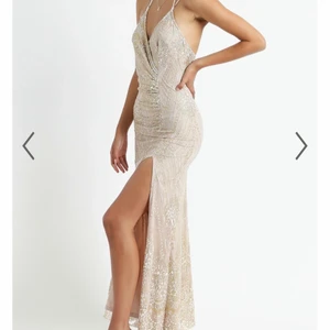 At a Crossroad maxi dress  - Klänning från Showpo. Nyskick, endast provad. Sjukt fin på, men har tyvärr aldrig haft användning för den. Passar XS & S. Nypris 70$.  pris+frakt, alt möts upp i Södertälje. 