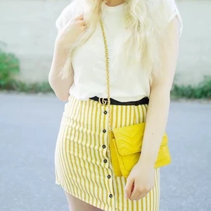 Randig kjol - Gulvit randig kjol med knappar från Missguided, storlek S. Använd 1 gång. 