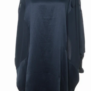 klänning - Mörk blå klänning, fronten på klänningen samt delen som täcker rumpan är av siden tyg och ärmarna samt ryggen är av tunt nät i polyester och är genomskinlig, fräck klänning som passar till dem flesta tillställningar.