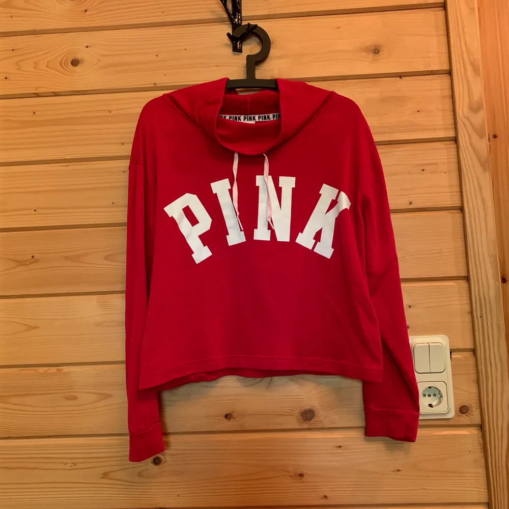 ”Cowl neck” sweatshirt från Victorias secret PINK. Bra skick, inga hål eller fläckar. Knappt använd. Det är en tröja som passar bra på kyliga sommarkvällar och genom hela våren och hösten!. Hoodies.