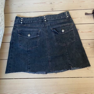 Jeanskjol  - Fin jeanskjol 👍 skriv privat för mått eller om ni har frågor ❤️