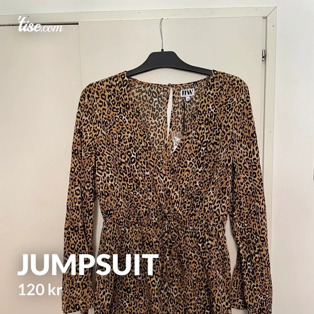 Säljer en oanvänd leopard jumpsuit.  Vid köp av flera plagg så kan ett paketpris erbjudas ✨ Priset går att diskutera ☺️. Klänningar.