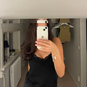 Topp - Säljer denna söt topp då jag har två stycken den sitter perfekt för mig i storlek S Jag står ej för frakten! Skriv vid frågor eller för flera bilder🫶🏼