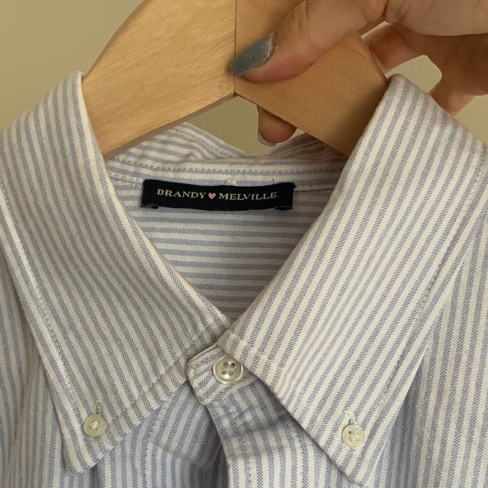 Säljer denna super fina skjorta från brandy Melville som tyvärr inte har kommit till användning :/ där av behöver den ett nytt hem😁, den är one sized men passar bra på mig som är M. Köparen står för frakten 🚚📦🛍🎉 . Skjortor.