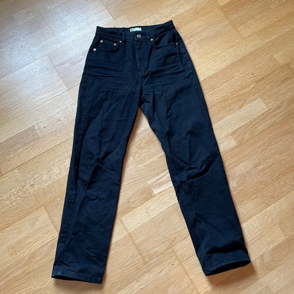 Jag säljer dessa svarta jeans från Gina i storlek 36. De har endast kommit till användning 1-2 ggr då de är lite förstora för mig. Så de är i väldigt fint skick. Jag är 167cm och på mig är de långa.🌸 Hör av er vid mer frågor.💕 . Jeans & Byxor.