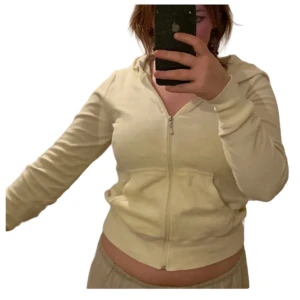 Ljusgul luvtröja perfekt till våren - Mjuk, bekväm, och passar til allt säljer då sen inte kommer till användning 