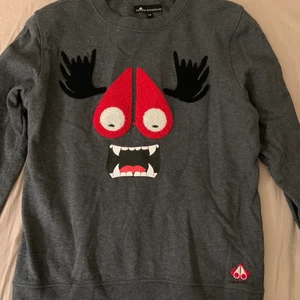 Moose Knuckles tröja / sweatshirt  - Tjo, säljer denna då den aldrig används. Kul annorlunda tryck. Fint skick. 2700 ny