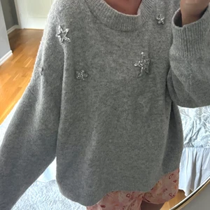 Grå tröja - Mysig grå tröja nu till hösten. Coola detaljer i form av stjärnor!!💘💘💘
