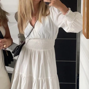 Klänning från zara - Säljer denna älsklings klänning från zara i väldigt bra skick! Använd några gånger men skulle säga att den ser ny ut. Pris kan diskuteras och köparen står för frakt! 🫶🏼🫶🏼