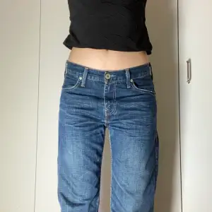 Mörkblå Levis 503 loose. Sitter lågmidjat. Jättefina och tjockt material. Midjemåttet är 81cm och innerbenslängd är 80 cm. Inköpta second hand. 