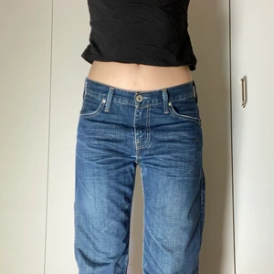 Levis 503 loose - Mörkblå Levis 503 loose. Sitter lågmidjat. Jättefina och tjockt material. Midjemåttet är 81cm och innerbenslängd är 80 cm. Inköpta second hand. 