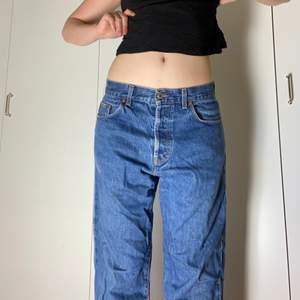 Baggy jeans från peak performance. Inköpta second hand men knappt använda. Midjemått: 82 cm. Innerbenslängd: 79 cm. 