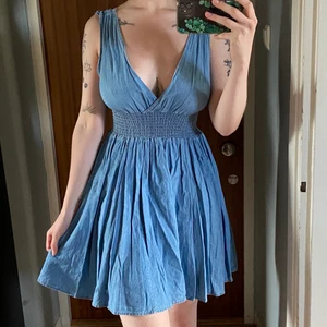 Klänning - Jättefin klänning som jag inte får användning av. Stretchig i midjan och väldigt skön att ha på sig. Urringad på samma sätt i ryggen 💕