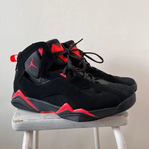 Air Jordan True Flights - Säljer nu mina jordans som bara sitter i garderoben. Köptes i usa för några år sedan och har bara använts max 7 gånger. Har tyvärr inte kvar lådan men skickas såklart i en annan 