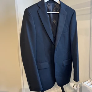 Svart kavaj dressman - Skick: 9/10 Storlek: 44 regular slim fit (vilket är small typ) Orginalpris: 499kr 