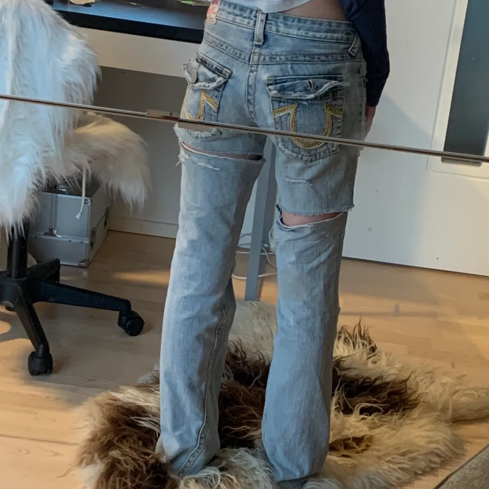 Ljusa true religion jeans med hål på låren. De är i bootcut modell, jag är ca 163,5cm. Bara höra av sig vid frågor. Använd inte köp nu funktionen :). Jeans & Byxor.