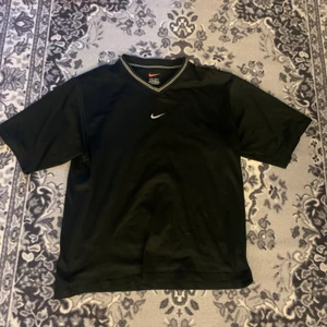 Vintage nike T-shirt  - Nike T-shirt i luftig träningsmaterial, strl L men sitter som M. Väldigt skön när det är varmt. 150kr