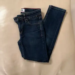 Mörka Tommy Hilfiger jeans för barn. Lätt använda. 