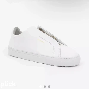 Axel arigato skor - Lägger ut mina Axel arigato skor igen pågrund av oseriösa köpare. Många som skiver och sen inte svarar, så skriv bara om du verkligen vill köpa dom! Storlek 39. Använda två gånger. Normala i storleken. 500 inklusive frakt. Köpt för 2000. 