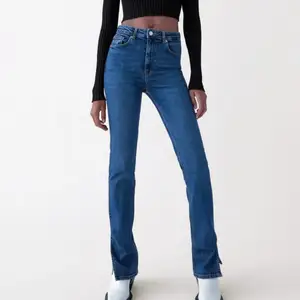 Säljer dessa zara jeans med slits. Helt oanvända så säljer för 200. Finns ej att köpa längre på hemsidan. Storlek 34. Full lenght.