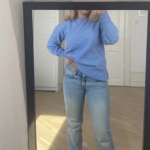 Stickad tröja - Blå oversized stickad tröja från indiska! Endast använd 2 gånger, därför i väldigt bra skick! 💗 storlek S men passar de flesta då den är  ganska oversized. Köparen står för frakt!💗