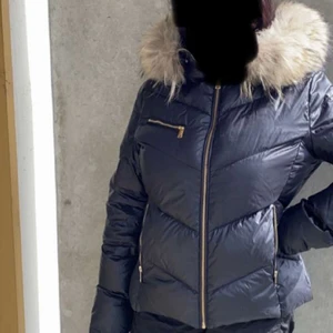 Vinterjacka  - Vinterjacka från hollies använd få gånger ordinariepris 4.200kr 🤍
