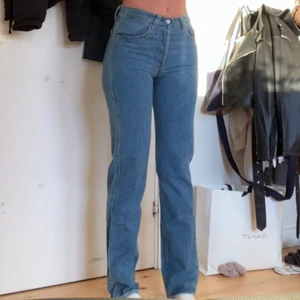 Jeans - Levis jeans 501. Jag är 175! Frakt kostar 66kr BETALNING VIA SWISH ❤️