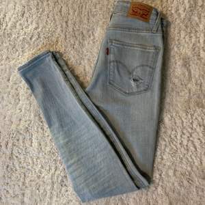NYA oanvända Levi’s high rise skinny jeans.  Kan fraktas då köparen står för fraktkostnaden.  