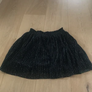 Kort glittrig kjol❤️❤️ - Super fin glittrig kjol från zara!😍 den är använd men otroligt bra skick och Inga ”skador” på kjolen ( finns inte att köpa längre ) ❤️❤️❤️ stor i stolen jag som är 163 passar den utmärkt på🤩