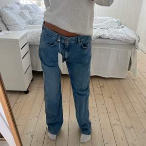 Säljer dessa super snygga jeans från cos! Jeansen är helt nya och aldrig använda då jag inte hann skicka tillbaka dom. 💞