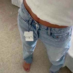 Säljer mina populära mid rise jeans från Zara, storlek 34 och passar mig bra i längden som är 170, lånade bilder, skriv för egna, pris kan diskuteras ❤️