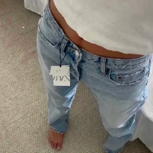 Mid rise jeans Zara - Säljer mina populära mid rise jeans från Zara, storlek 34 och passar mig bra i längden som är 170, lånade bilder, skriv för egna, pris kan diskuteras ❤️