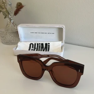 Chimi #008 coco  - Supersnygga chimi-brillor, säljer eftersom de ej kommer till användning längre. Nypris ca 1250kr Box och oanvänd putsduk medföljer!