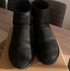 Skor - Säljer mina uggs i strl 39, köptes förra vintern och användes några gånger men används ej längre. Pris kan diskuteras💞