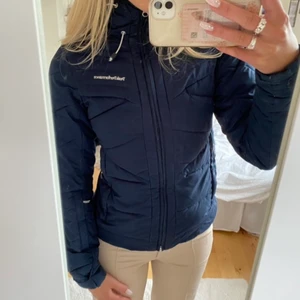 Jacka - Jättefin vinterjacka från peak performance. Använd en del men fortfarande i fint skick! Frakt tillkommer på 69kr spårbart. BETALNING VIA SWISH!!❤️