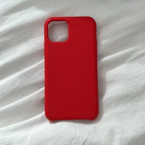 Rött skal  - IPhoneskal för 11pro, superfin färg, knappt använd 