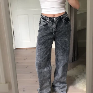 gråa jeans från nakd - gråa jeans köpta via nakds second hand. har själv aldrig använt då de är för långa på mig som är 158. upplever själv att dom är som nyskick. storlek 36. 200kr + 59kr frakt